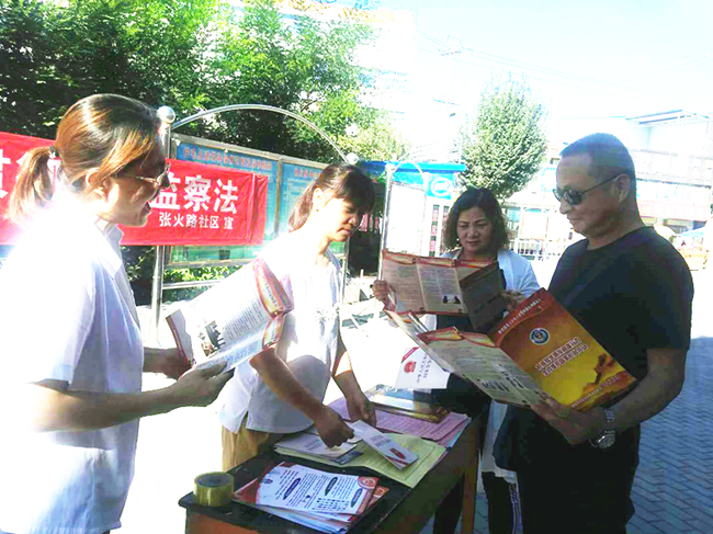 甘州区火车站街道张火路社区设置宣传点发放宪法监察法宣传资料_副本.jpg