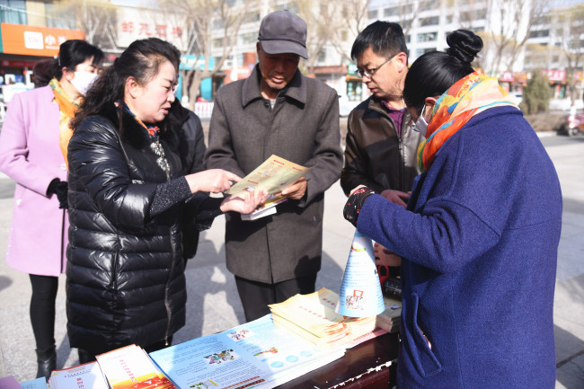 图为县纪委监委工作人员向群众讲解信访举报知识(1)_副本.jpg