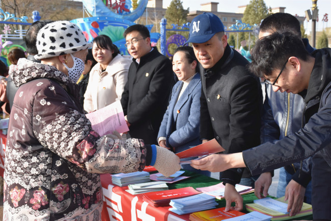 发放资料.jpg