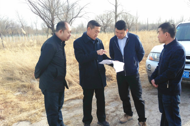 图为纪检监察组在甘州区黑河省级森林公园现场。.jpg