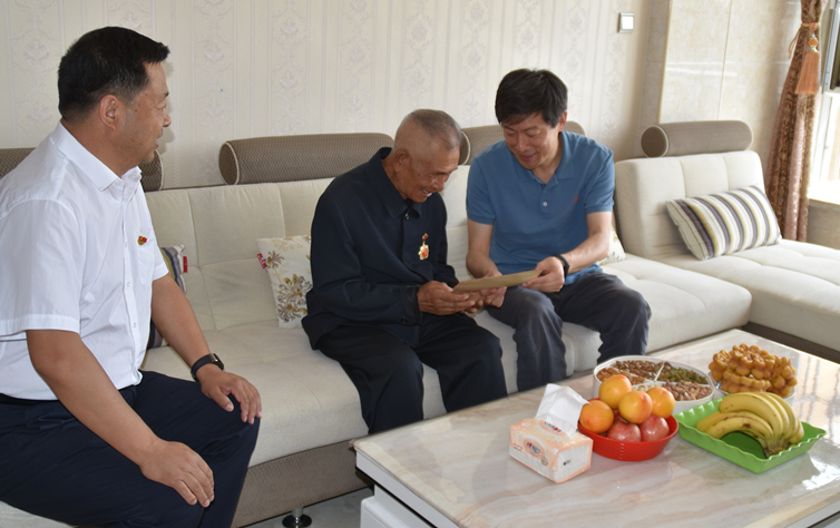 潘卫东走访慰问基层党员
