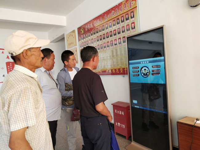 1594857587757402.png 图为李桥乡利用村委会显示屏向村社群众播放纪小帅视频_副本.png