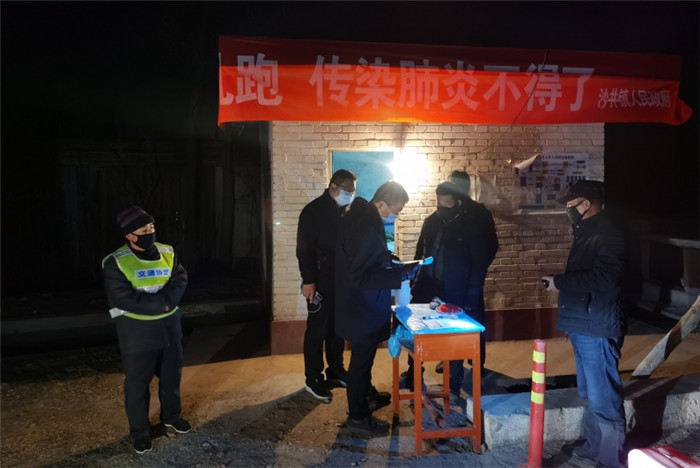 张掖市甘州区纪委监委工作人员深入18个乡镇、5个街道突击督查，对疫情防控工作进行监督检查。.jpg
