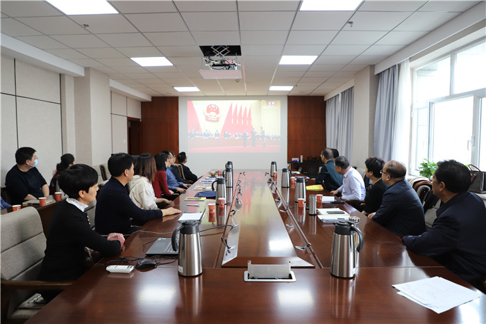 7-2月25日，酒泉市纪委监委组织机关干部集中收看全国脱贫攻坚表彰大会，七县市区纪委监委同步组织收看。.jpg