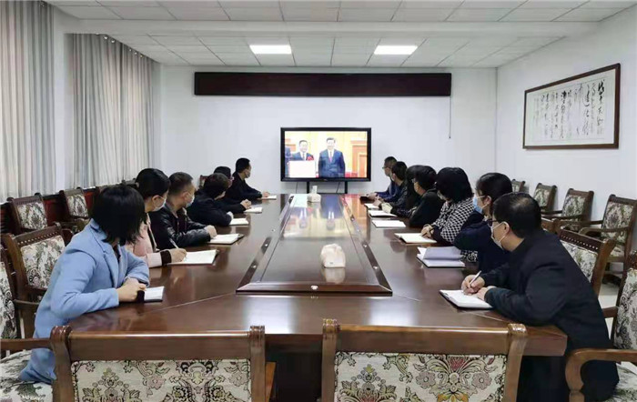 14-2月25日上午，甘肃省酒泉市阿克塞县纪委监委组织机关干部集中收看全国脱贫攻坚总结表彰大会。（薛飞）.jpg