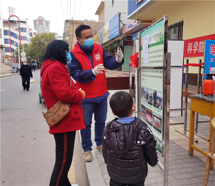 10月25日，酒泉市肃州区第二轮全员核酸检测过程中，酒泉市纪委监委派驻市自然资源局纪检监察组干部王生录，在肃州区东文化街社区帮助前来核酸采样的居民采集个人信息码。_副本.jpg