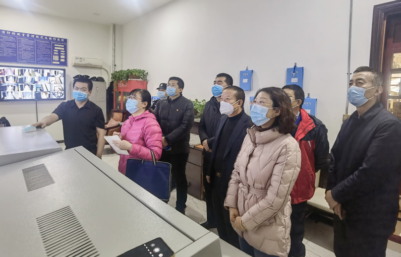 隔离酒店，通过视频监控察看隔离人员核酸检测、隔离区域垃圾收集、食物配送等工作情况。_副本.jpg