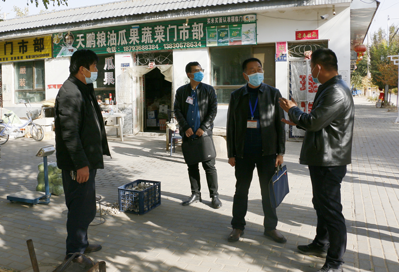 临泽县纪委督查组在板桥镇了解群众生活物资供应情况_副本.jpg
