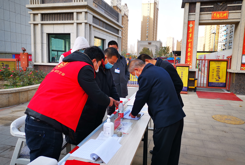 第四督查组在西关海小区门口查核解除集中隔离人员被送回小区再进行居家隔离7天措施落实的情形_副本.jpg