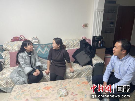 深入每名党员干部家中走访，