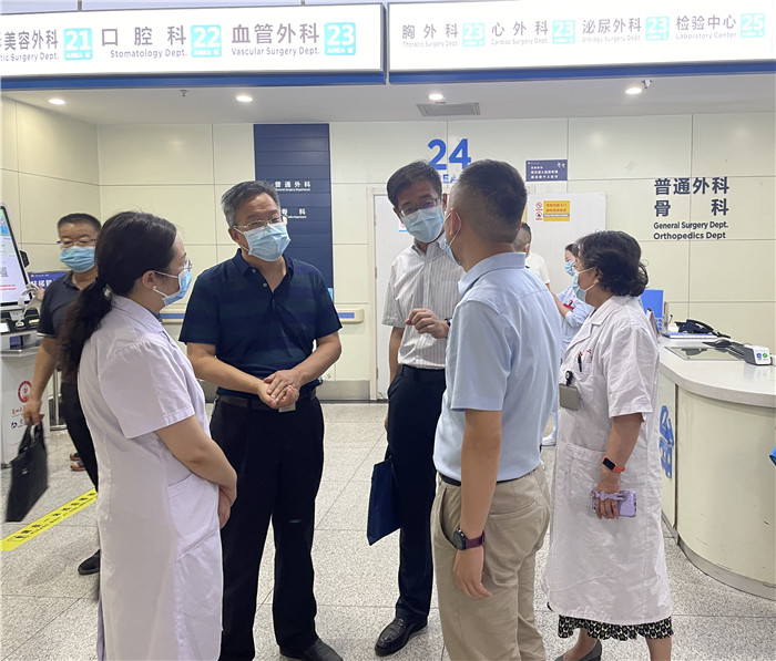 7月12日，甘肃省纪委监委派驻省卫健委纪检监察组纪检监察干部在兰大二院门诊开展疫情防控监督检查。魏雪 摄.jpg