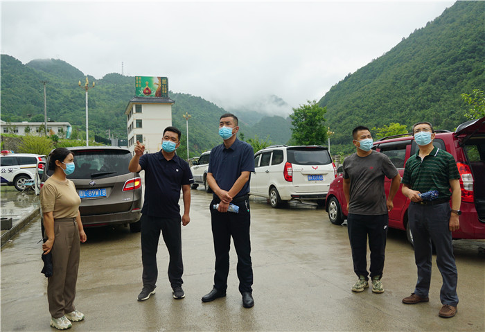 7月13日，陇南市徽县纪检监察干部到嘉陵火车站督查疫情防控工作。张丽娟 摄.JPG