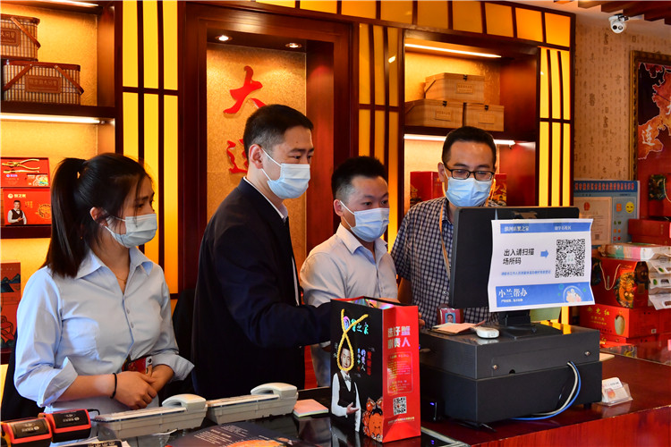 中秋来临之际，省纪委监委、省作风办专门就监督纠治“天价”月饼、蟹卡蟹券等问题深入有关场所明察暗访。.jpg
