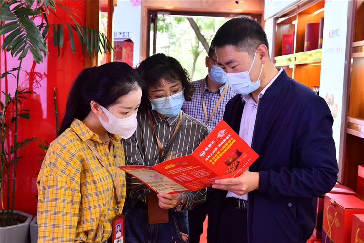 中秋来临之际，省纪委监委、省作风办专门就监督纠治“天价”月饼、蟹卡蟹券等问题深入有关场所明察暗访。.jpg.jpg