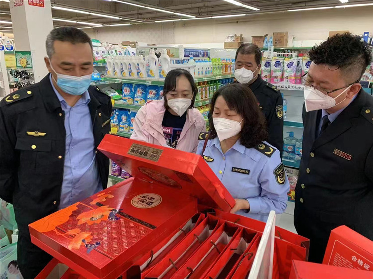 临夏州纪委监委派驻州市场监督管理局纪检监察组紧盯商品过度包装及“天价”月饼等问题，督促驻在单位组成4个监督检查组对节前月饼市场进行专项检查。.jpg