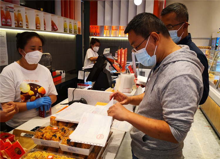 兰州市城关区纪委监委成立专项督查组，深入辖区内月饼、蟹卡蟹券等经营场所，通过查看订货单、销售台账、发票系统等方式，检查是否存在公款购买月饼、蟹卡蟹券等问题。（摄影：区纪委 王正铭）.jpg