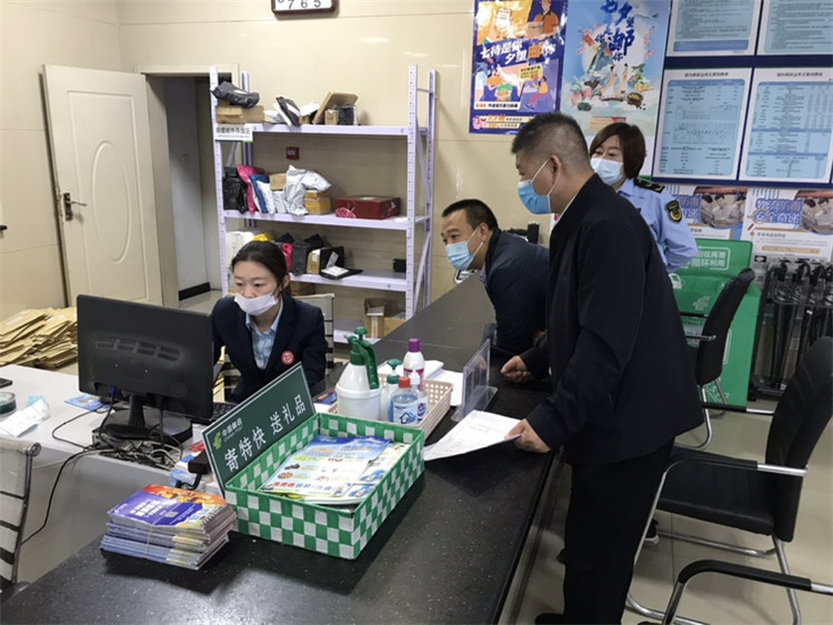 张掖市甘州区纪委监委紧盯中秋国庆节点，联合相关职能部门单位开展隐形变异“四风”问题专项监督检查。图为督查组在甘州区一物流集散中心进行检查。（吴照亚 摄）.JPG