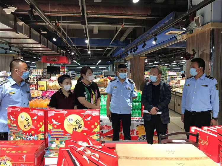 白银市平川区纪委监委联合区市场监督管理局，深入辖区商场超市，开展“天价”月饼督查。杨信.jpg
