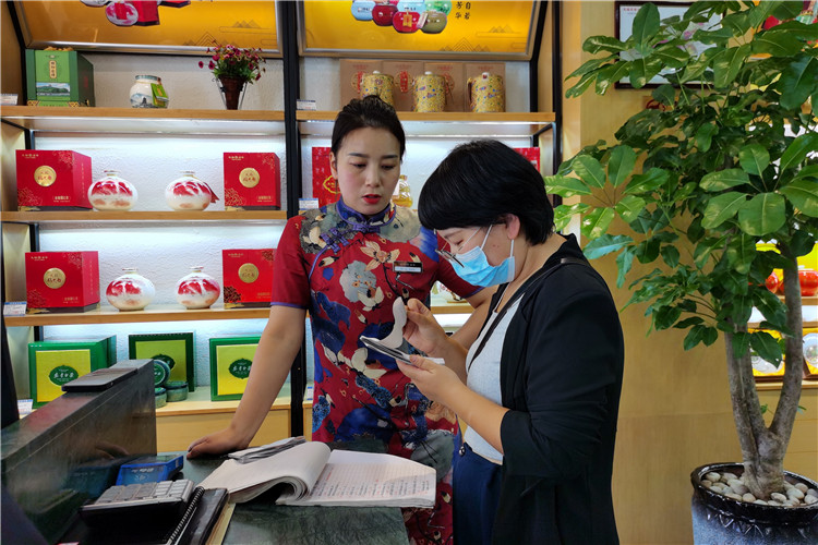 陇南市西和县纪委监委明察暗访组在城区内蛋糕店查看月饼订单及相关票据，着力发现公款购买月饼和“天价”月饼、过度包装等问题。（麻利全 摄）.jpg