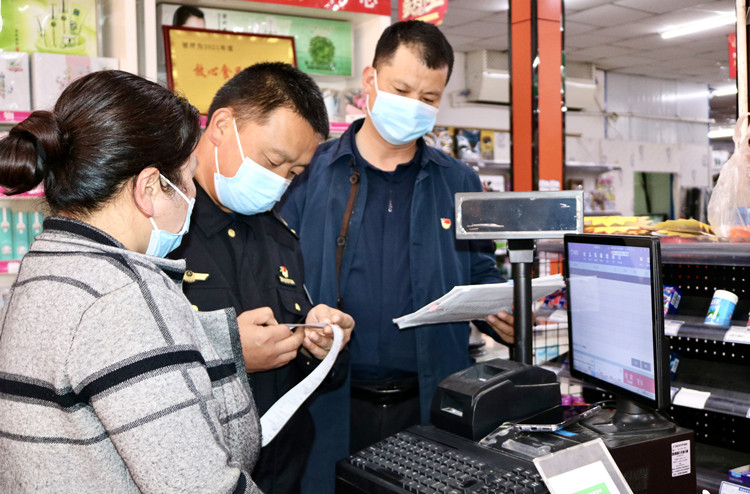 定西市岷县纪委监委联合市场监督管理部门工作人员深入超市检查节前是否存在违规办理储值卡，违规用公款购买月饼节礼等问题。拍摄者：卢武斌.jpg