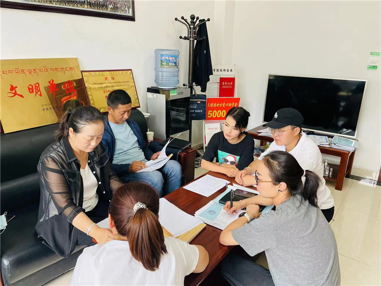 9月8日，甘南州迭部县纪委监委派驻县委政法委纪检监察组开展纪律作风督查。拍摄者 杨黑九.jpg