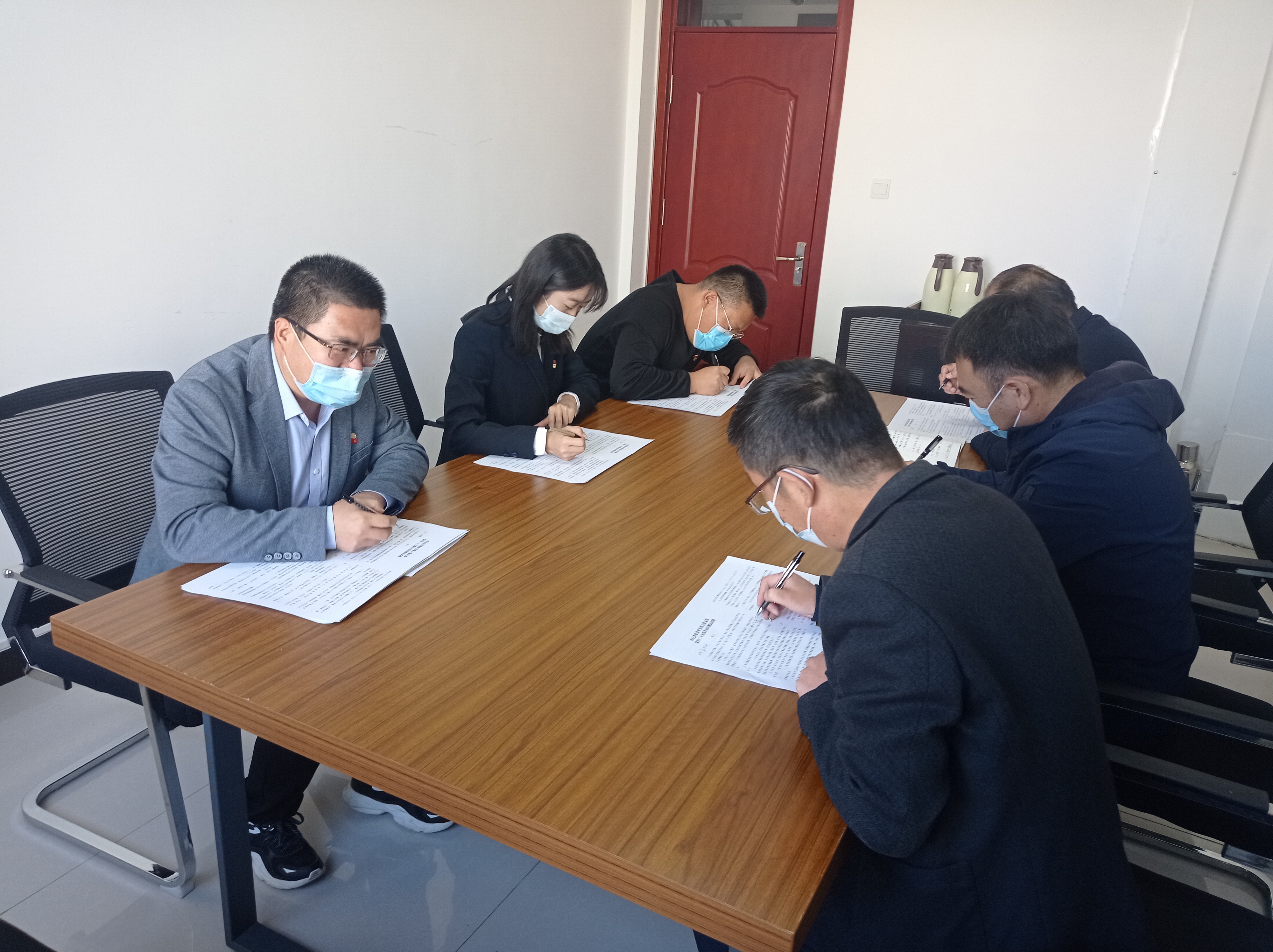 市纪委监委机关第五党支部组织党员开展党的二十大报告知识测试。.jpg