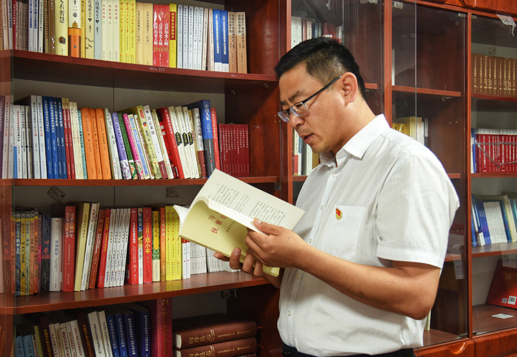 胡增华工作照2.jpg