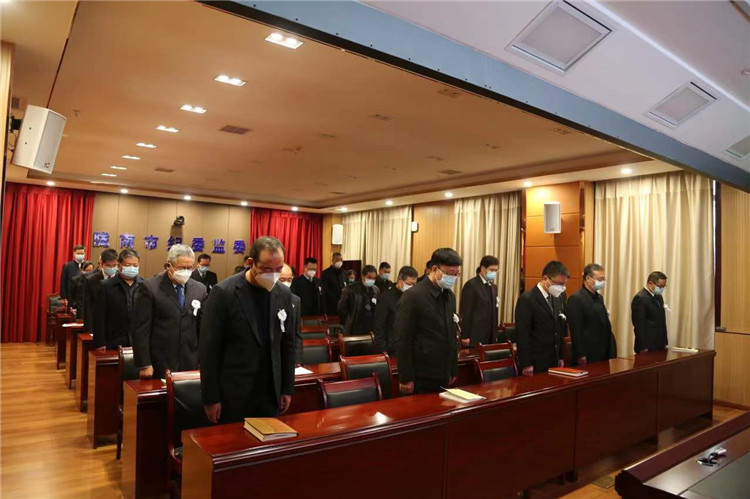 陇南市纪委监委机关干部集中收听收看江泽民同志追悼大会，大家胸佩白花、安静肃立、沉痛默哀，认真聆听习近平总书记所作的悼词，表达对江泽民同志的崇高敬意和深切缅怀。.jpg