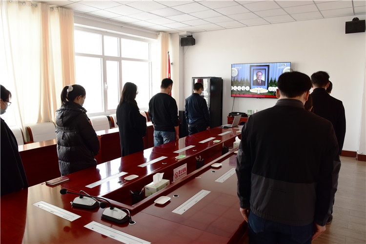 嘉峪关市纪检监察干部集中收听收看江泽民同志追悼大会，集体默哀三分钟，对江泽民同志逝世表示沉痛哀悼和深切缅怀。.jpg