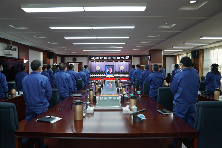 酒钢集团公司本部领导班子成员与集团纪委党员干部等70余人集中收看江泽民同志追悼大会，沉痛哀悼、深切缅怀江泽民同志。图为集体默哀。.jpg