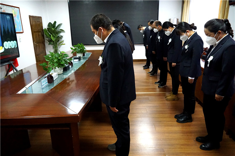 迭部县纪委监委组织纪检监察干部收听收看江泽民同志追悼大会，深切缅怀江泽民同志的丰功伟绩，默默寄托哀思。.jpg