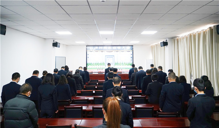 景泰县纪委监委组织纪检监察干部集中收看江泽民同志追悼大会，并同步进行集体默哀和鞠躬悼念活动。.jpg