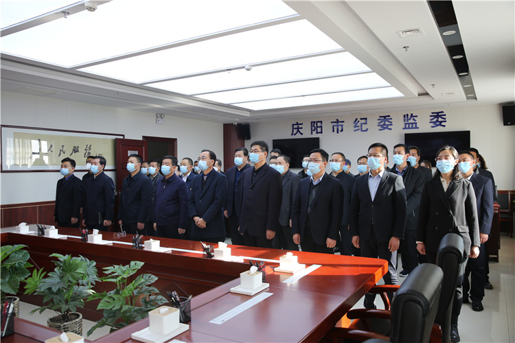 庆阳市纪委监委机关全体干部职工全程肃立收看江泽民同志追悼大会，沉痛哀悼江泽民同志。.jpg