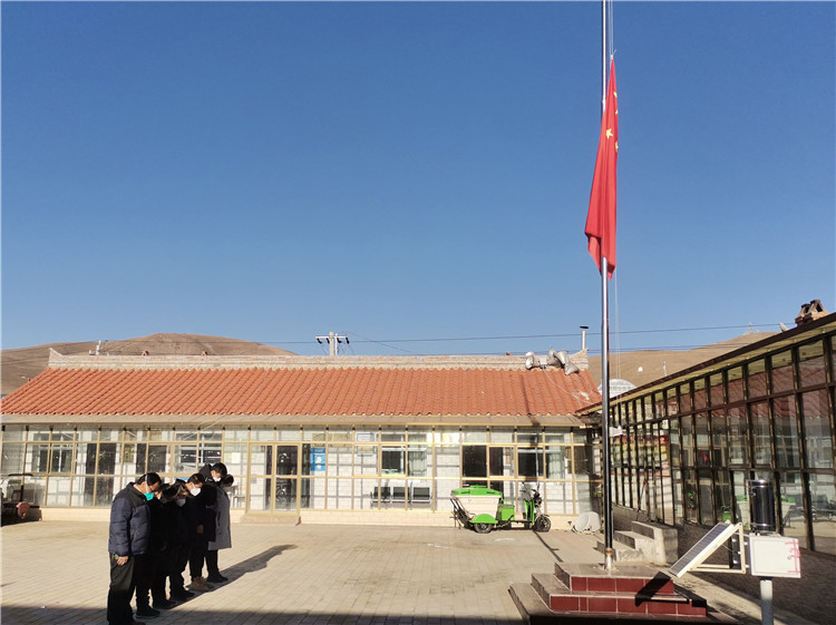 甘南州纪委监委派驻合作市那吾镇塔瓦村驻村帮扶工作队和村“两委”降半旗并默哀三分钟，表达对江泽民同志的深切缅怀。.jpg