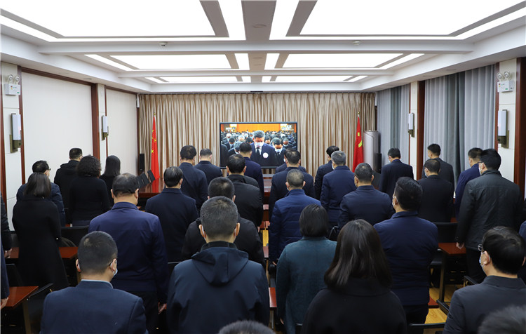 天水市纪委监委机关干部职工集中收看江泽民同志追悼大会，沉痛哀悼江泽民同志。.jpg
