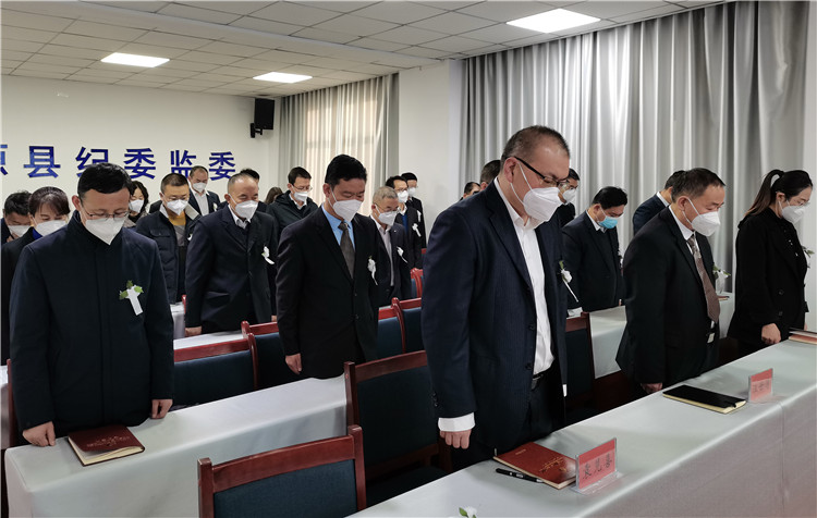 渭源县纪检监察干部集中收听收看江泽民同志追悼大会，大家佩戴白色胸花，集体默哀三分钟，沉痛哀悼和深切缅怀江泽民同志。.jpg