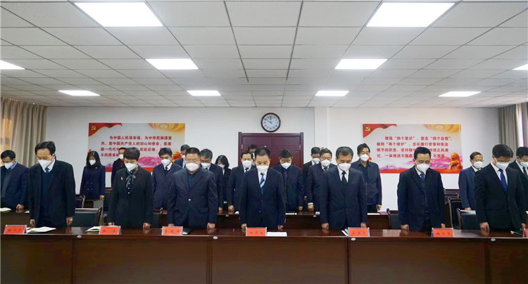 平凉市纪委监委组织纪检监察干部集中收看江泽民同志追悼大会。.jpg