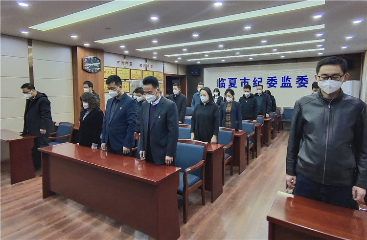 临夏市纪委监委全体干部集体收看江泽民同志追悼大会，沉痛哀悼江泽民同志。.jpg