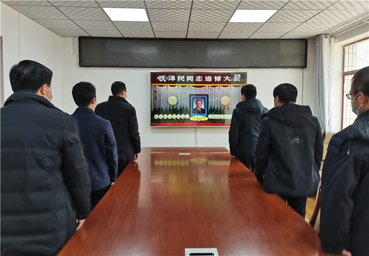 康乐县纪委监委干部收听收看江泽民同志追悼大会。.jpg