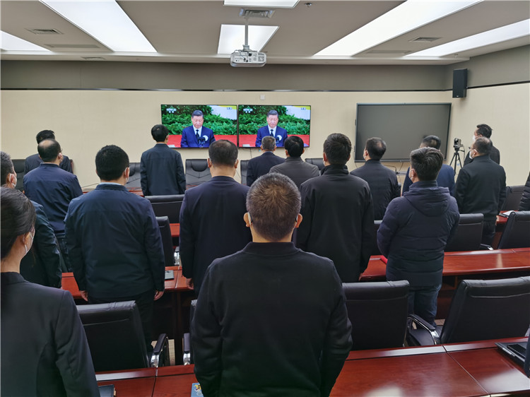 兰州新区纪工委监工委党员干部集中收听收看江泽民同志追悼大会，安静肃立、沉痛哀悼，认真聆听习近平总书记所作的悼词，深情表达对江泽民同志的崇高敬意和深切缅怀。.jpg