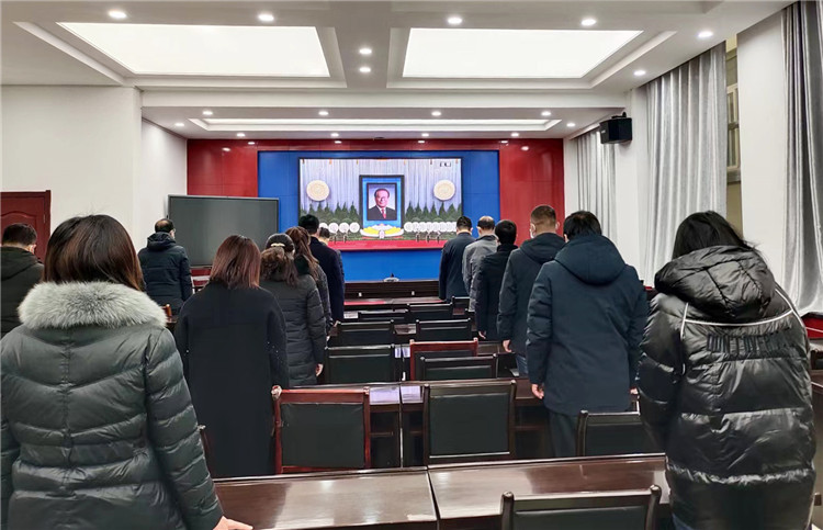 清水县纪检监察干部集中收听收看江泽民同志追悼大会，集体默哀三分钟，沉痛哀悼、深切缅怀江泽民同志。.jpg