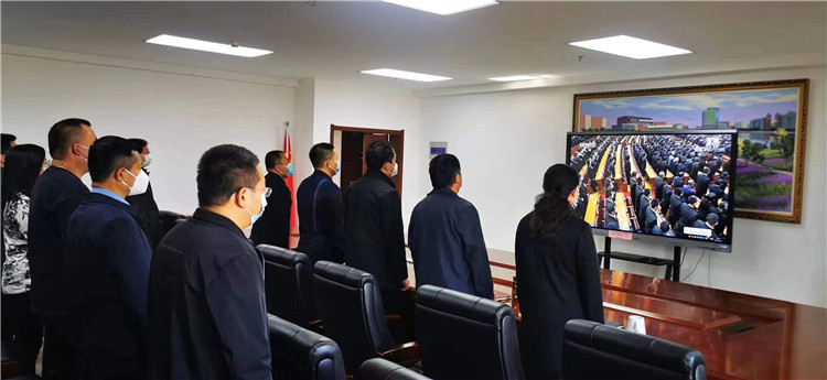 兰州现代职业学院党委、纪委及机关全体干部集体收看江泽民同志追悼大会，沉痛哀悼江泽民同志。.jpg