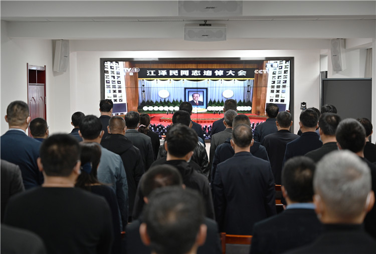 张掖市纪委监委组织全体纪检监察干部集中收听收看江泽民同志追悼大会，沉痛悼念江泽民同志。.JPG