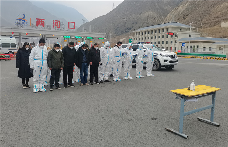 舟曲县两河口疫情防控卡点执勤的纪检监察干部收看江泽民同志追悼大会。图为集体默哀。.jpg