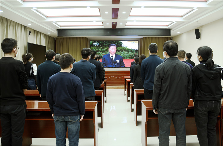 山丹县纪委监委机关全体干部集体收看江泽民同志追悼大会，认真聆听习近平总书记所作的悼词。.jpg