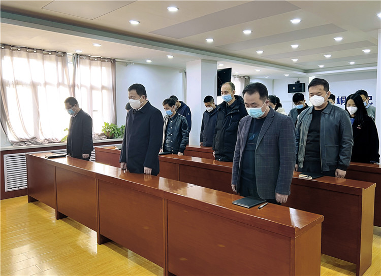 平凉市崆峒区纪委监委在家班子成员和各室（组)负责人肃立收看江泽民同志追悼大会。.jpg