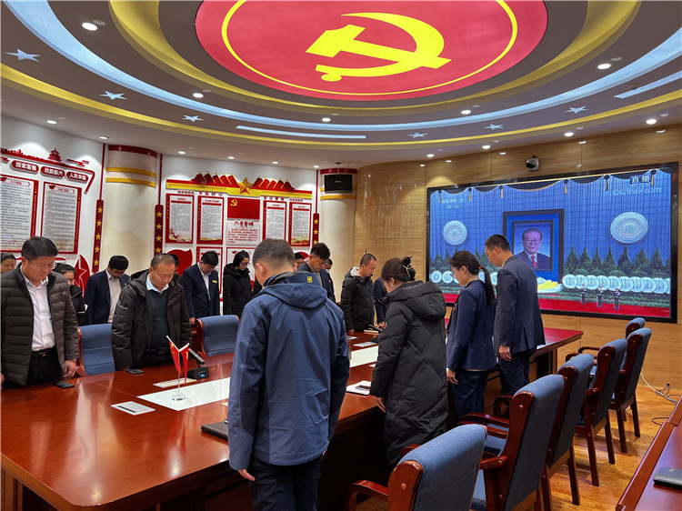 省公航旅集团丹霞景区公司纪检干部和其他党员干部集中收看江泽民同志追悼大会。.jpg