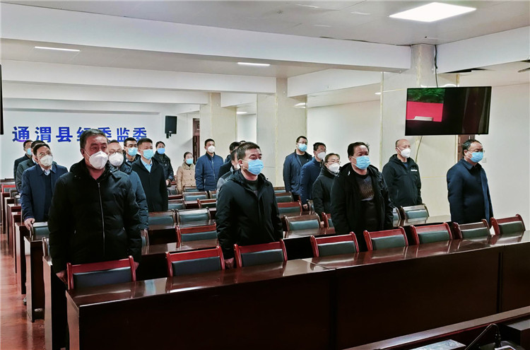 通渭县纪委监委组织干部职工集中观看江泽民同志追悼大会，缅怀江泽民同志丰功伟绩。.jpg