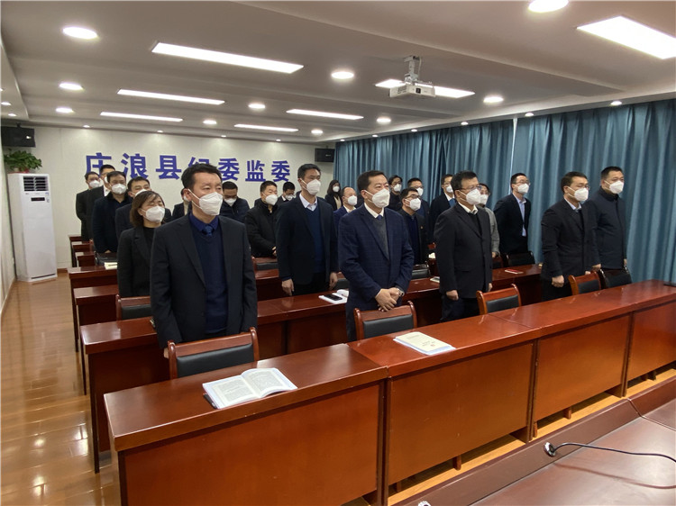 庄浪县纪委监委机关干部集中收看江泽民同志追悼大会，表达沉痛的哀思和深切的怀念。.jpg