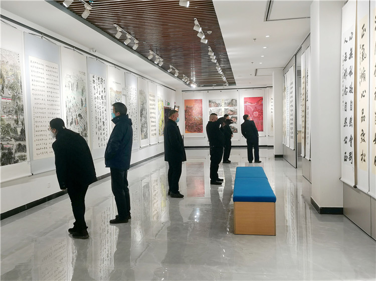 临泽县党员干部参观“学习贯彻二十大 翰墨丹青颂清廉”书画作品展.jpg